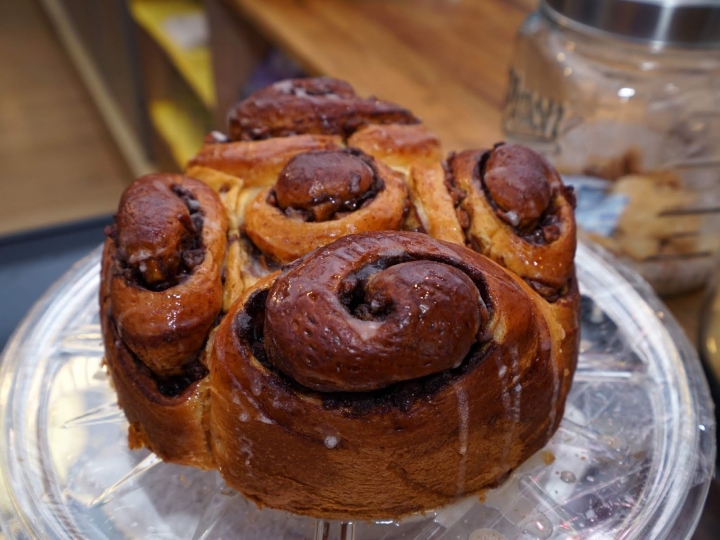 [食記] 新竹。吉十咖啡 肉桂捲 甜點 專業烘焙教室GODSPEED CAFÉ \x26 BAKERY。文青咖啡店+專業烘焙教室!點飲料只要再加49元就有超值早餐!下午茶聚餐推薦!