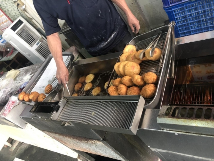 彰化市[阿貞饅頭 阿貞炸饅頭] 扣肉饅頭(爌肉饅頭)30元 咖哩包10元 紅豆包10元 2019食記之實在算很便宜啊!!又好吃!!