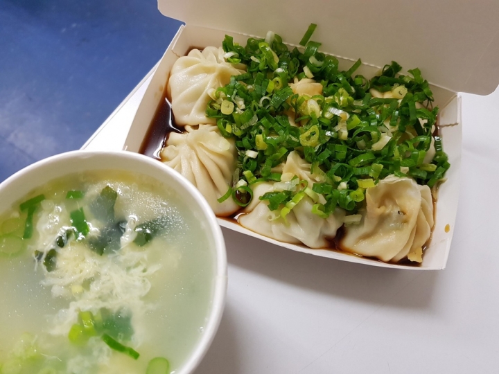 苗栗頭份上公園[鮮肉湯包] TVBS食尚玩家報導美食~湯包大顆又多汁~~葱花醬汁很有特色~搭配蛋花湯或其它湯都很美味呀! 2019食記