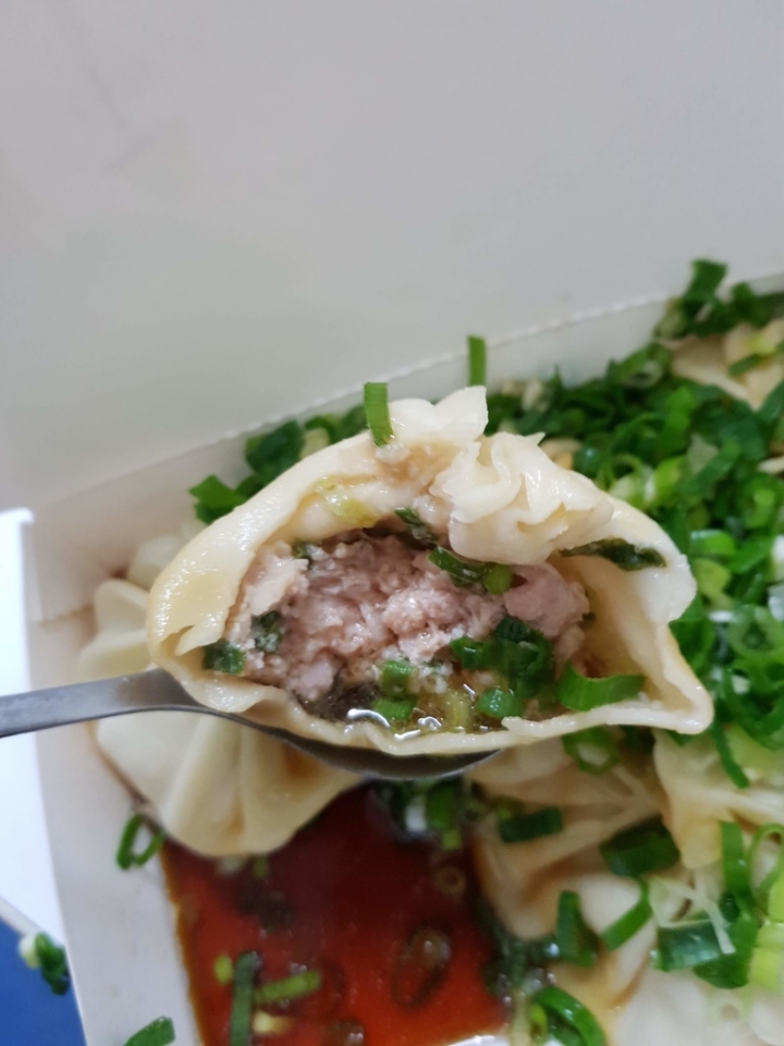 苗栗頭份上公園[鮮肉湯包] TVBS食尚玩家報導美食~湯包大顆又多汁~~葱花醬汁很有特色~搭配蛋花湯或其它湯都很美味呀! 2019食記