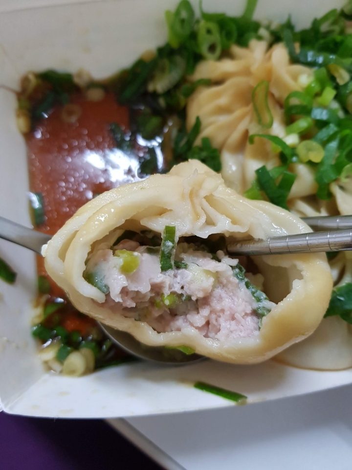 苗栗頭份上公園[鮮肉湯包] TVBS食尚玩家報導美食~湯包大顆又多汁~~葱花醬汁很有特色~搭配蛋花湯或其它湯都很美味呀! 2019食記