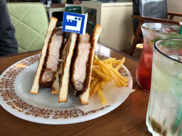 [ 沖繩中部 ‧ 恩納村．美食 ] 青洞浮潛完的新美食選擇 Cafe GOZZA，超人氣厚切炸豬排三明治