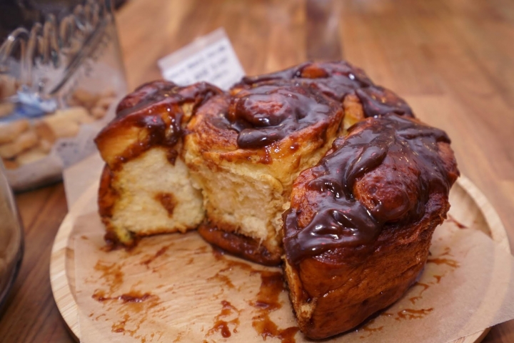 [食記] 新竹。吉十咖啡 肉桂捲 甜點 專業烘焙教室GODSPEED CAFÉ \x26 BAKERY。文青咖啡店+專業烘焙教室!點飲料只要再加49元就有超值早餐!下午茶聚餐推薦!