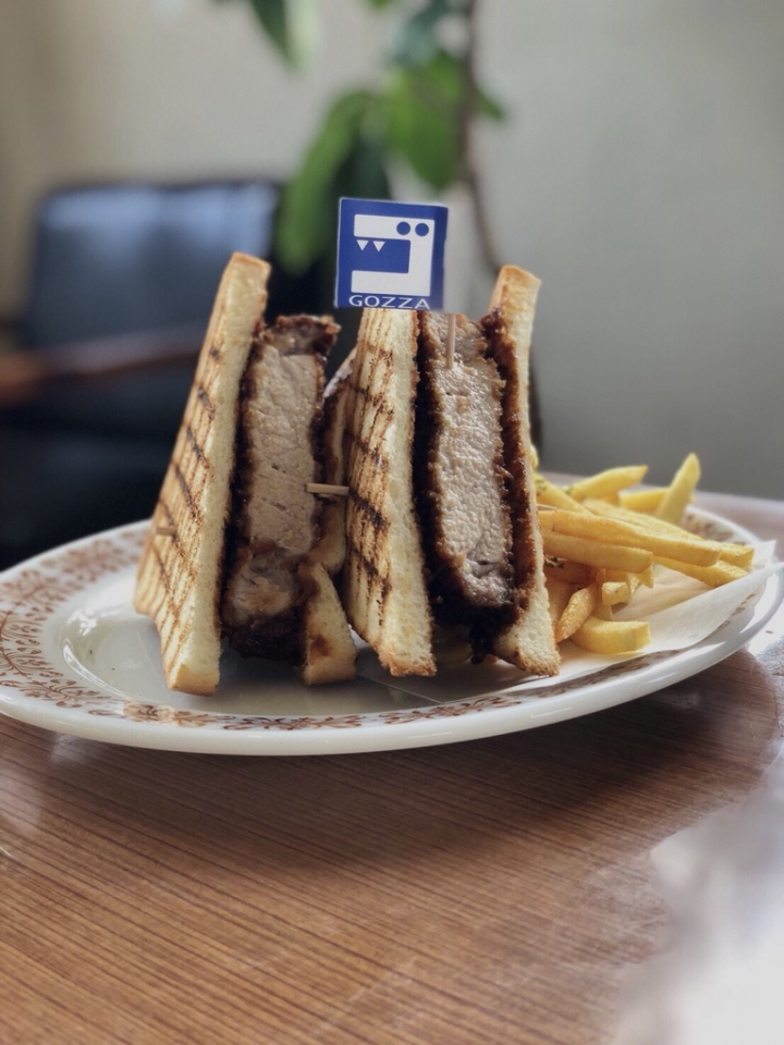[ 沖繩中部 ‧ 恩納村．美食 ] 青洞浮潛完的新美食選擇 Cafe GOZZA，超人氣厚切炸豬排三明治