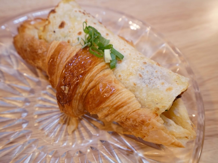 [食記] 新竹。吉十咖啡 肉桂捲 甜點 專業烘焙教室GODSPEED CAFÉ \x26 BAKERY。文青咖啡店+專業烘焙教室!點飲料只要再加49元就有超值早餐!下午茶聚餐推薦!