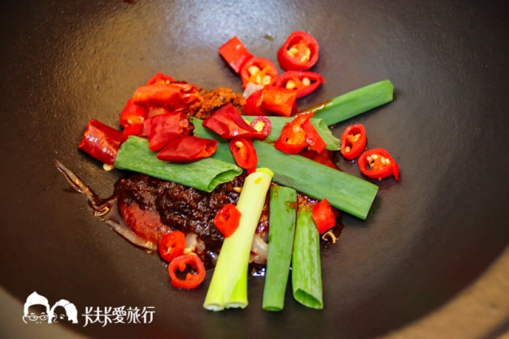 宜蘭火鍋-石老頭石頭火鍋|百元有找超高CP值火鍋!平價麻辣火鍋東門夜市旁