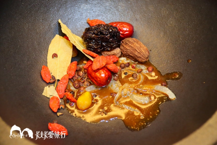 宜蘭火鍋-石老頭石頭火鍋|百元有找超高CP值火鍋!平價麻辣火鍋東門夜市旁