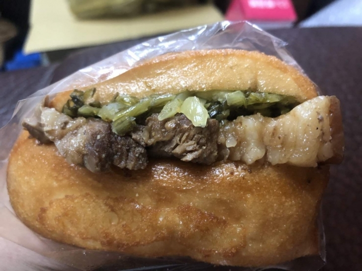 彰化市[阿貞饅頭 阿貞炸饅頭] 扣肉饅頭(爌肉饅頭)30元 咖哩包10元 紅豆包10元 2019食記之實在算很便宜啊!!又好吃!!