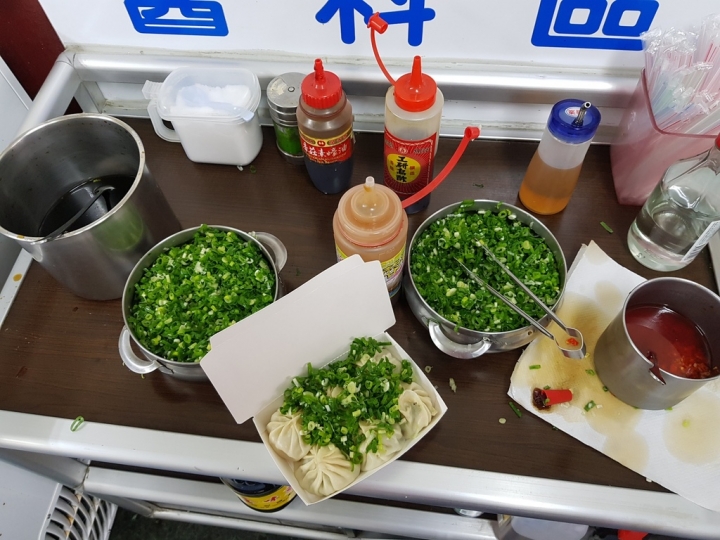 苗栗頭份上公園[鮮肉湯包] TVBS食尚玩家報導美食~湯包大顆又多汁~~葱花醬汁很有特色~搭配蛋花湯或其它湯都很美味呀! 2019食記