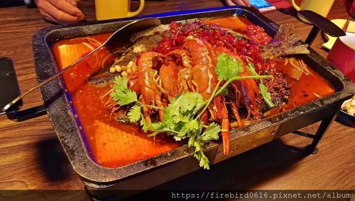 [桃園-中壢-中美路]華麗時尚的吃貨--『水貨』 烤魚麻辣火鍋