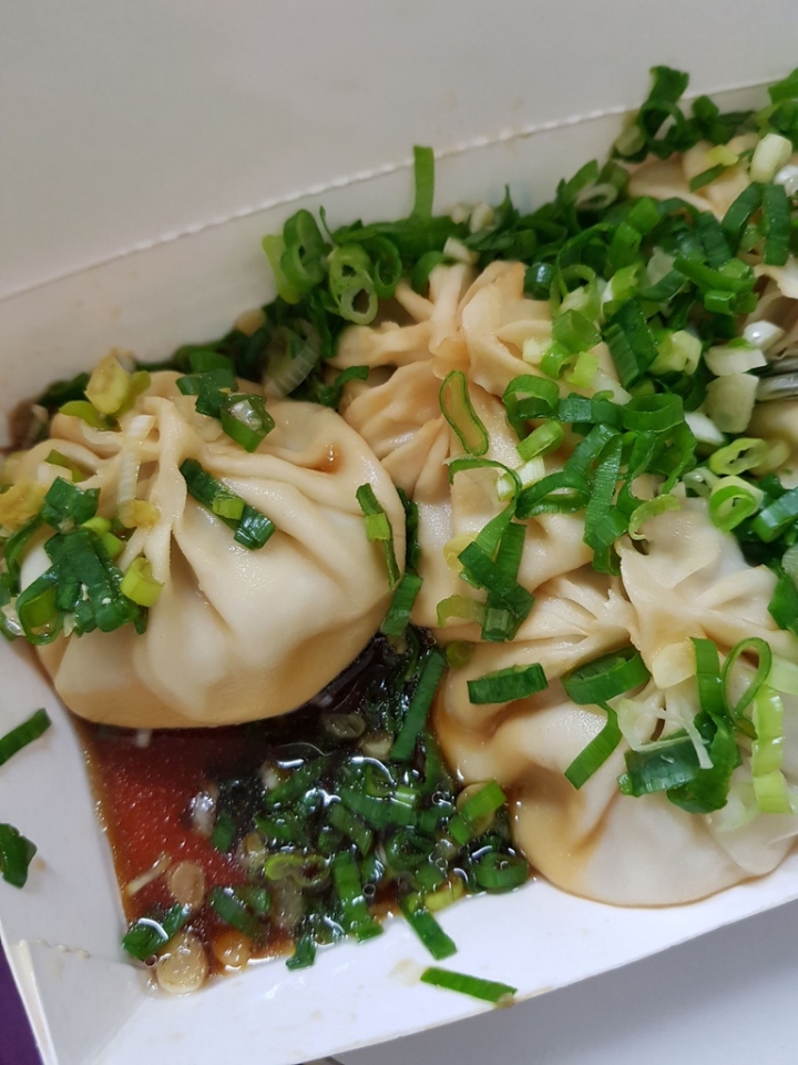 苗栗頭份上公園[鮮肉湯包] TVBS食尚玩家報導美食~湯包大顆又多汁~~葱花醬汁很有特色~搭配蛋花湯或其它湯都很美味呀! 2019食記