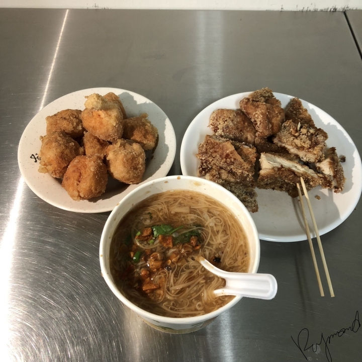 ＝台中美食＝  廣三sogo旁 麻辣麵線.香雞排.花枝丸 /  超人氣巷弄小吃  / 老闆，菜單全部來一份！