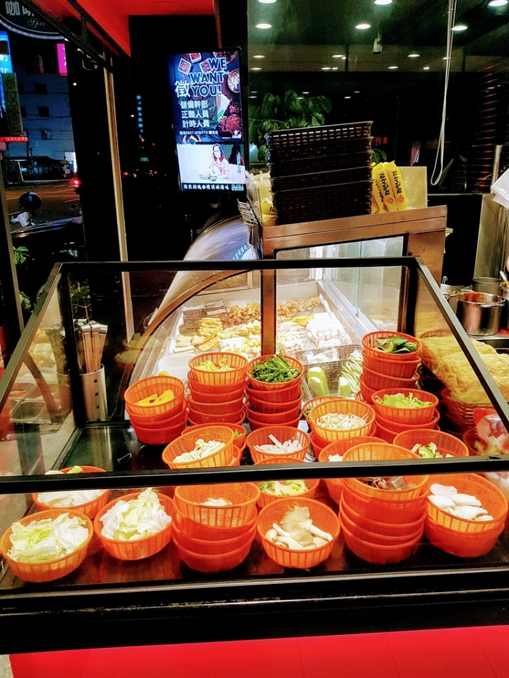 彰化市 [食神滷味-彰化彰美店] 2019食記~ 有3種醬汁可以選-獨門招牌醬/爆紅麻辣燙/清爽和風燙, 價位也很OK啦! 生意挺好!