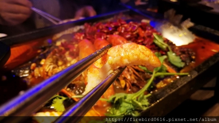 [桃園-中壢-中美路]華麗時尚的吃貨--『水貨』 烤魚麻辣火鍋