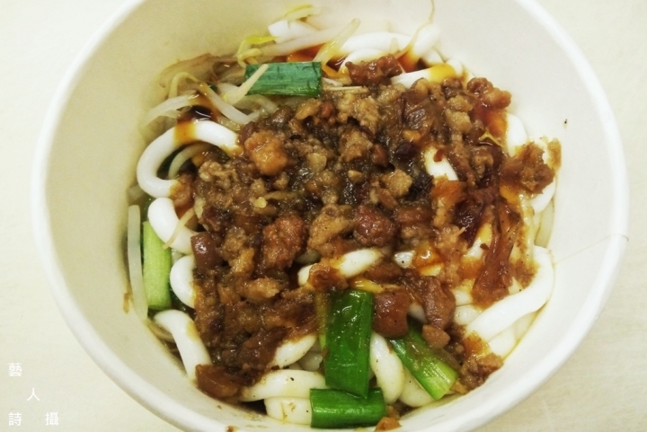 台北東區《216巷米粉湯/藥燉排骨/米苔目/黑白切/滷肉飯》