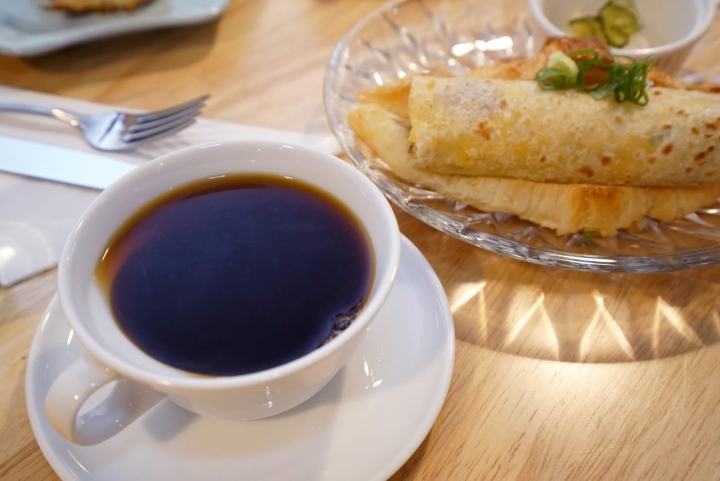 [食記] 新竹。吉十咖啡 肉桂捲 甜點 專業烘焙教室GODSPEED CAFÉ \x26 BAKERY。文青咖啡店+專業烘焙教室!點飲料只要再加49元就有超值早餐!下午茶聚餐推薦!