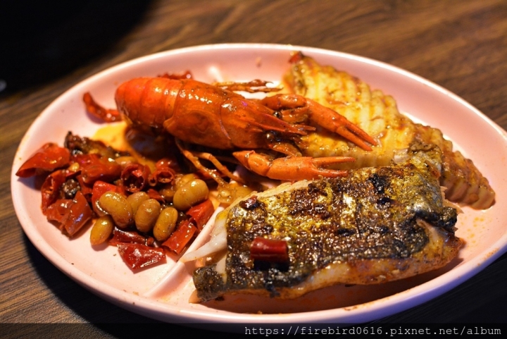 [桃園-中壢-中美路]華麗時尚的吃貨--『水貨』 烤魚麻辣火鍋