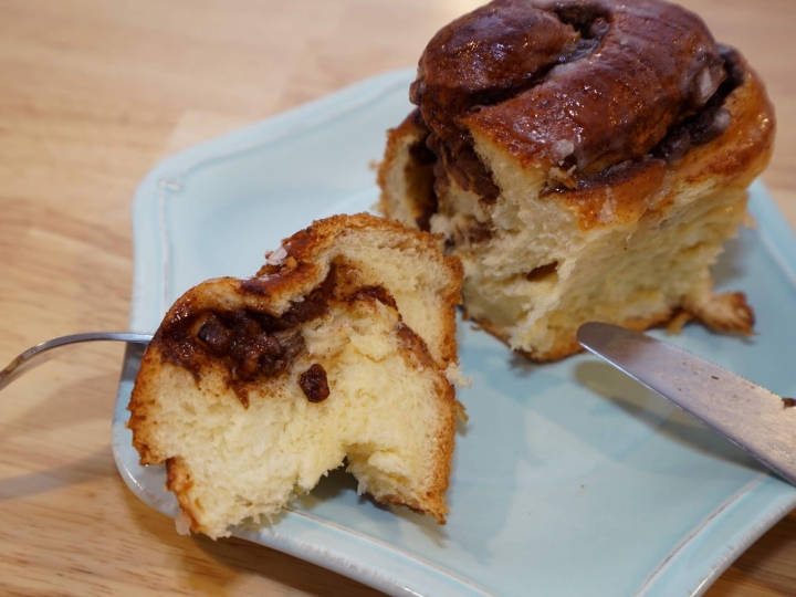 [食記] 新竹。吉十咖啡 肉桂捲 甜點 專業烘焙教室GODSPEED CAFÉ \x26 BAKERY。文青咖啡店+專業烘焙教室!點飲料只要再加49元就有超值早餐!下午茶聚餐推薦!