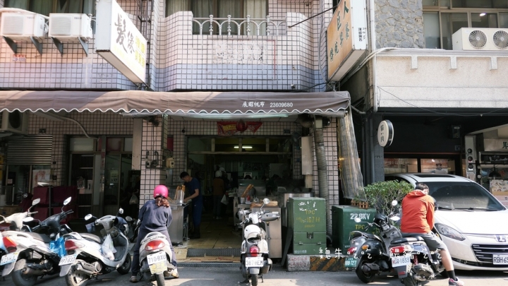 |台中| 巨人傳統早餐 | 燒餅酥脆，選擇多份量足的優秀早餐店