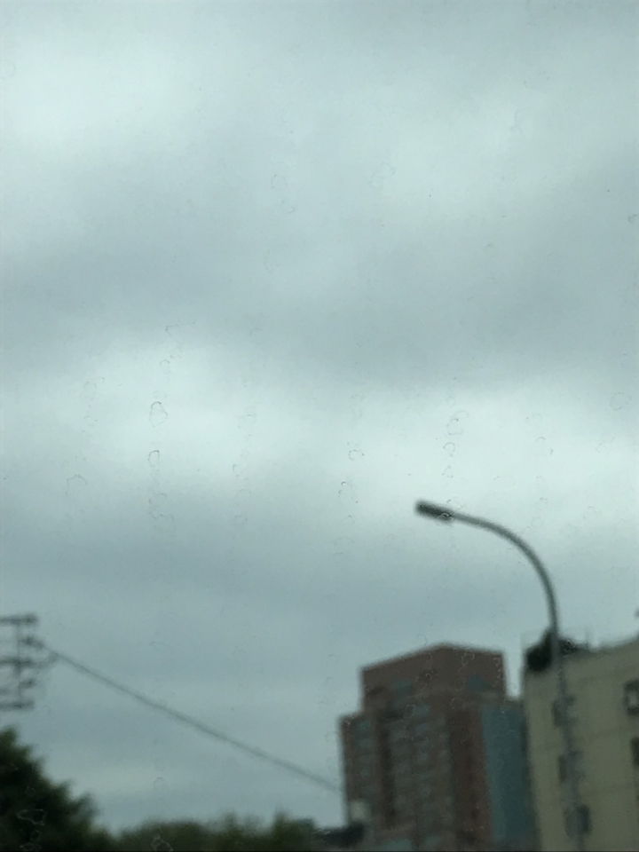 汽車擋風玻璃上有不明汙漬...