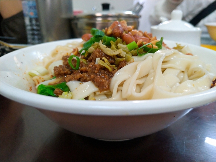 [桃園市]三妹四川麵食-無論你想吃的是四川名吃的燃麵、蹄花麵、肥腸麵、燉雞麵、酸辣粉，還是台灣才有四川沒有的川味兒牛肉麵，在這裡通通吃的到！！