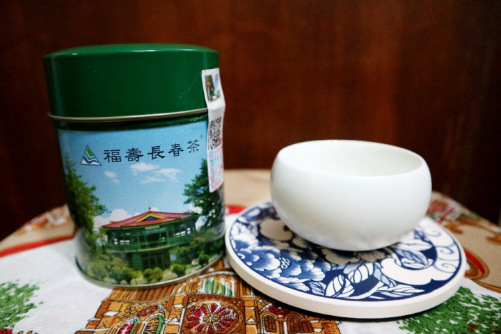 原來現在高級限量茶罐上都有各式各樣的防偽標籤