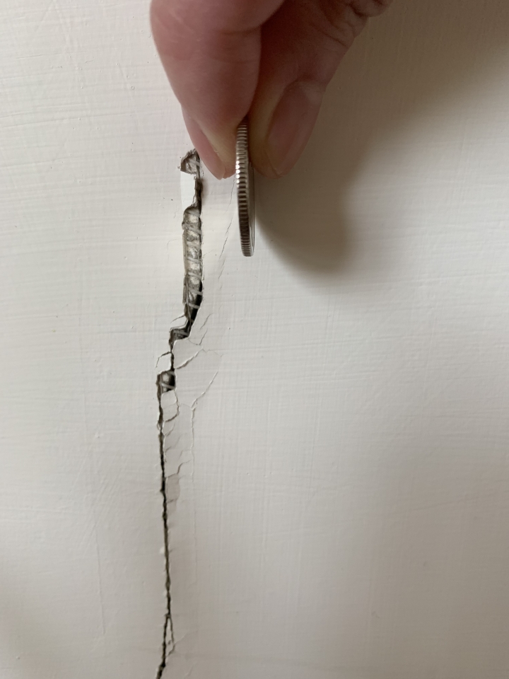 牆面龜裂 內有像線的？