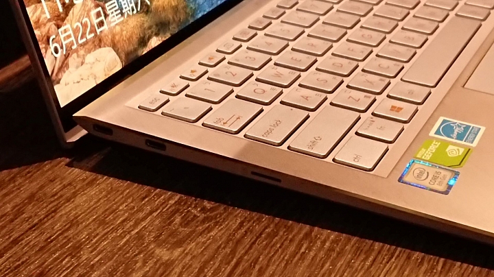 ASUS ZENBOOK S13 UX392FN 洗練精悍低調之作