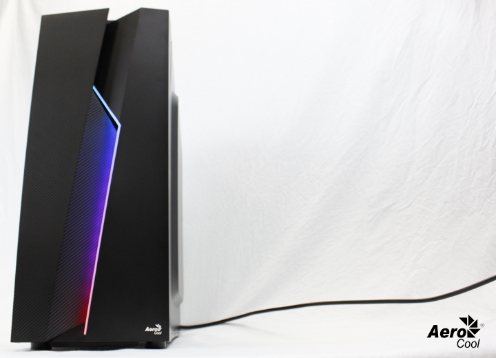 點我看大圖 愛樂酷AeroCool Bolt閃電,與世界冠軍選手聯名?!