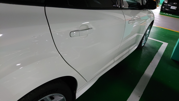 點我看大圖 請問Focus車門撞成這樣是要板金還是換新門?
