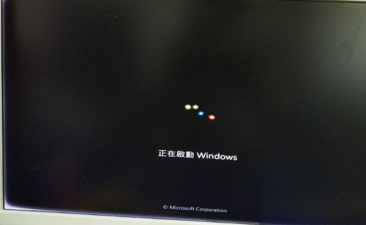 求救!! 舊電腦突然無法開機，出現藍底白字