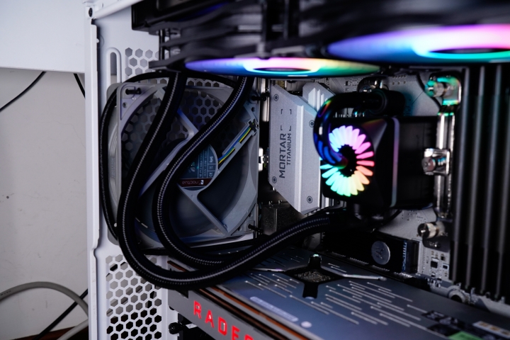 炎夏消暑、煥彩炫目 GAMER STORM CAPTAIN 240 PRO