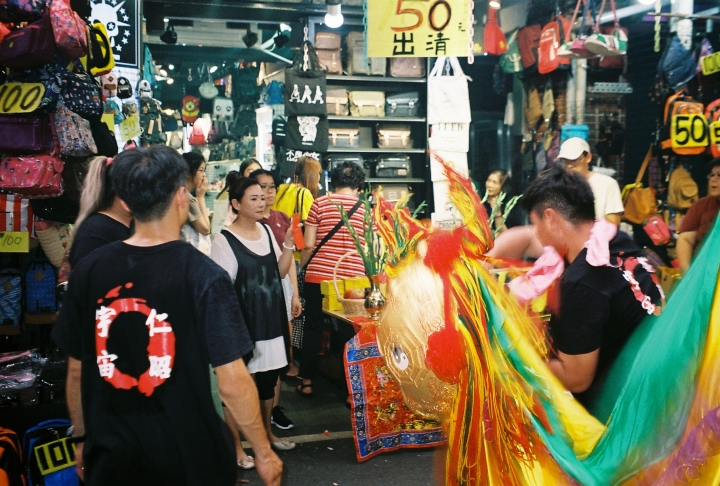 [Olympus Stylus ZOOM 140]暗訪淡水大拜拜[Kodak 400]