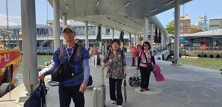 可容納46人入住美麗的小琉球星海民宿、觀亭餐館及大武山飛碟雲。