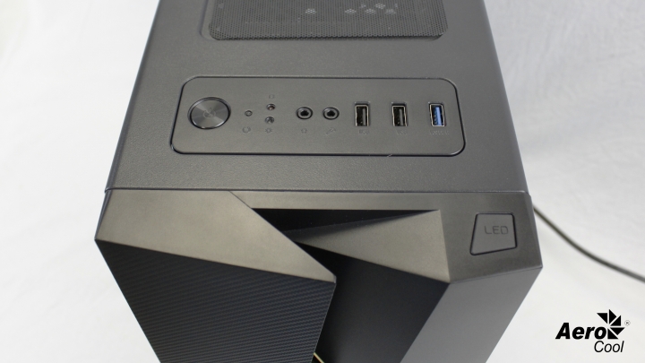 點我看大圖 愛樂酷AeroCool Bolt閃電,與世界冠軍選手聯名?!