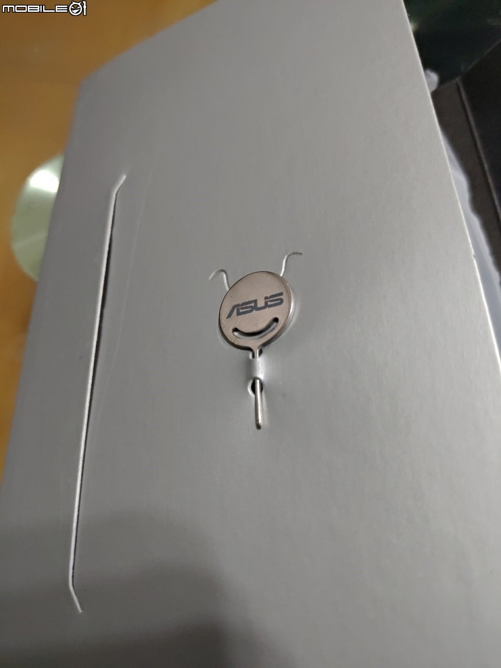 【開箱評測】翻轉手機, 隨心所欲. Asus ZenFone 6 !!  同時兼顧高容量電池及高效能處理器, 翻轉式相機的智慧型手機..