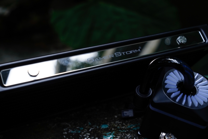 炎夏消暑、煥彩炫目 GAMER STORM CAPTAIN 240 PRO