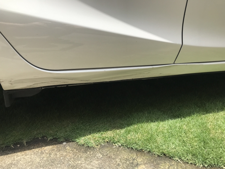我的Prius c右下方側裙去A到了！