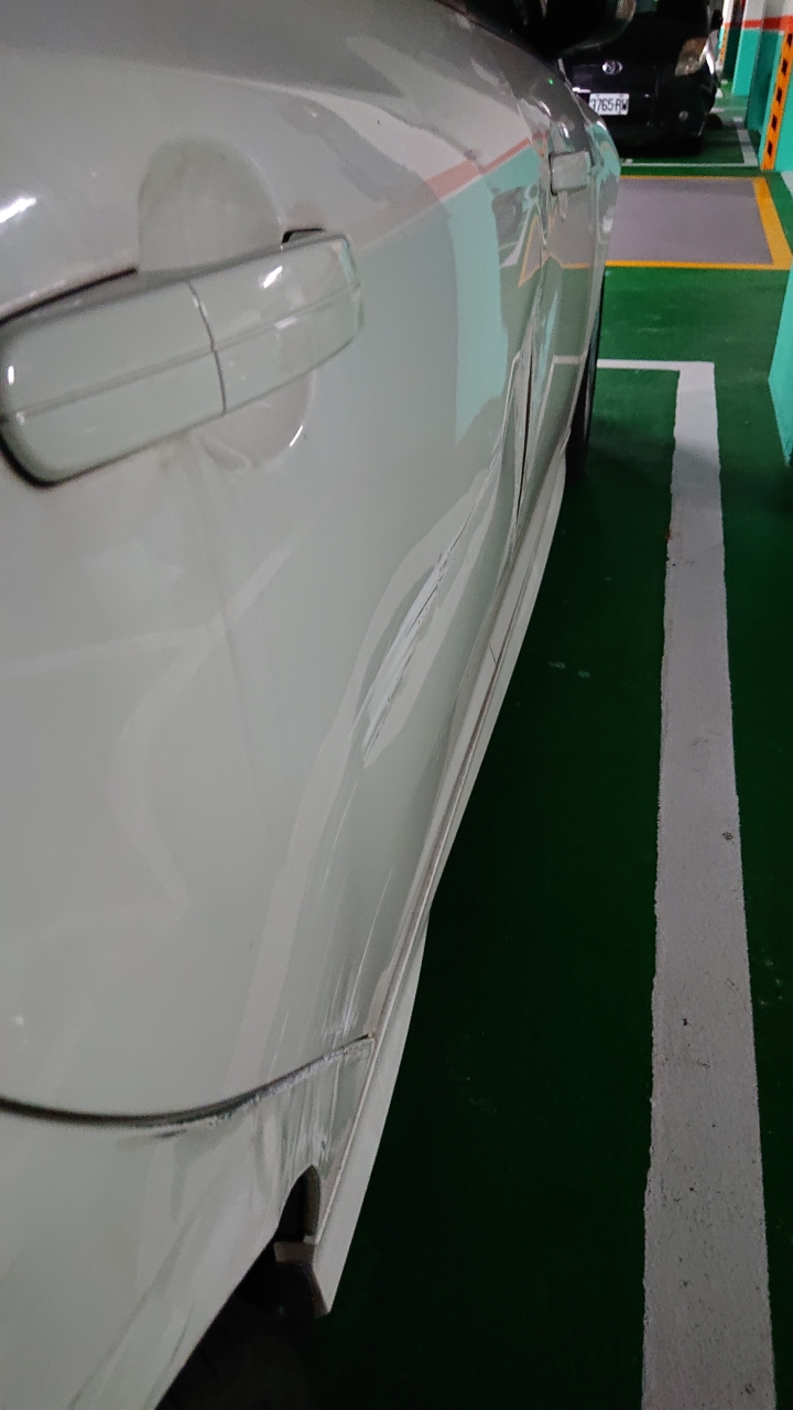 點我看大圖 請問Focus車門撞成這樣是要板金還是換新門?