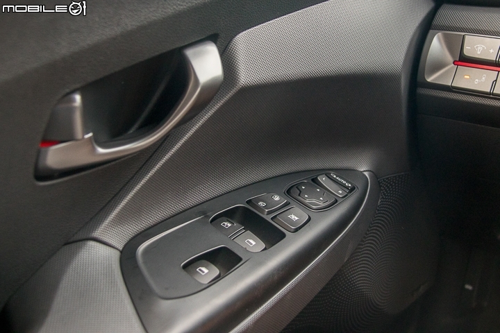Hyundai Veloster Turbo試駕 又酷又會跑
