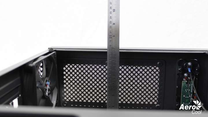 點我看大圖 愛樂酷AeroCool Bolt閃電,與世界冠軍選手聯名?!