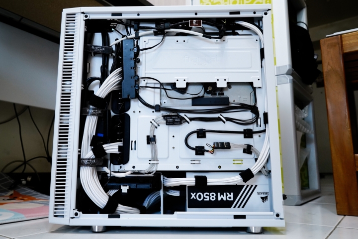 炎夏消暑、煥彩炫目 GAMER STORM CAPTAIN 240 PRO