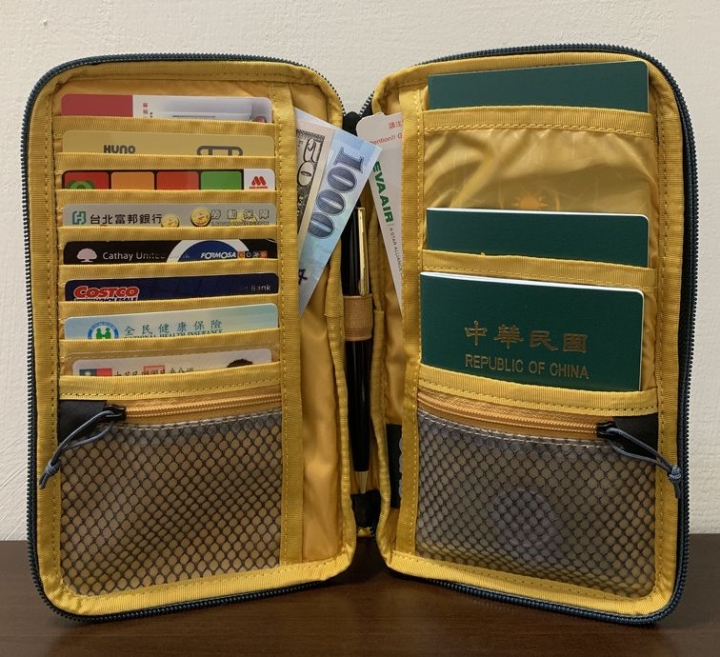 【分享】旅行的好夥伴~EVOC TRAVEL CASE 護照包