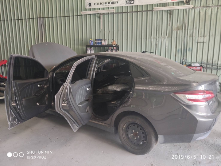 我今天讓我的Luxgen S3被摸頭了…………