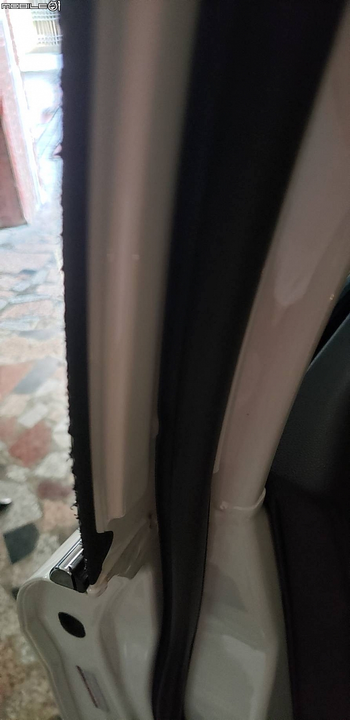 FIESTA 1.0駕駛座門框破損，疑似有人想撬開車門？