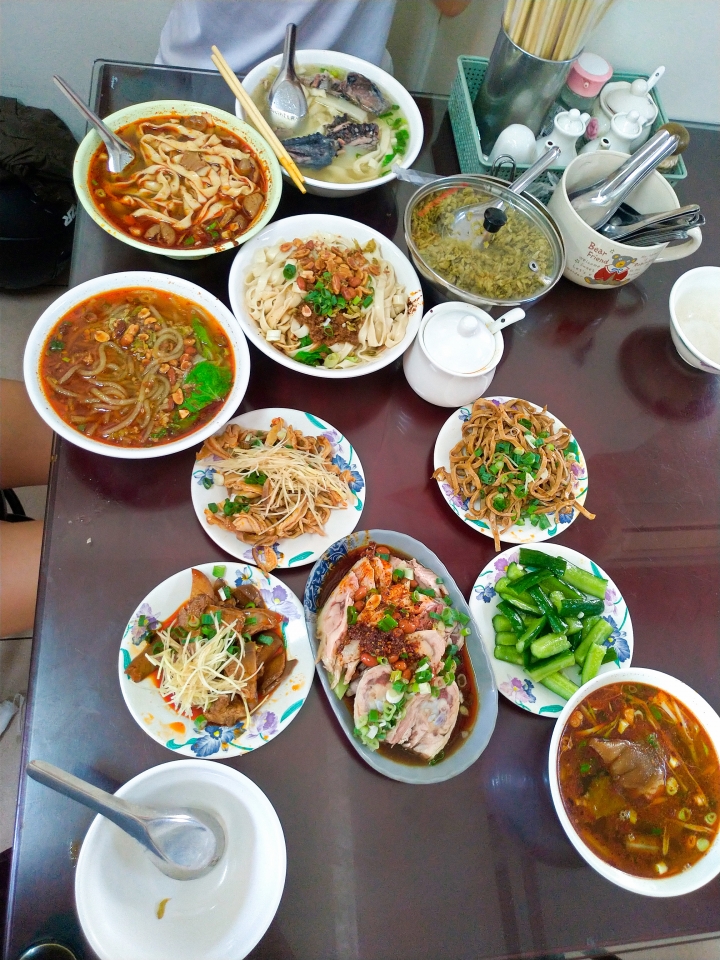 [桃園市]三妹四川麵食-無論你想吃的是四川名吃的燃麵、蹄花麵、肥腸麵、燉雞麵、酸辣粉，還是台灣才有四川沒有的川味兒牛肉麵，在這裡通通吃的到！！