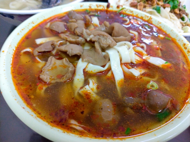[桃園市]三妹四川麵食-無論你想吃的是四川名吃的燃麵、蹄花麵、肥腸麵、燉雞麵、酸辣粉，還是台灣才有四川沒有的川味兒牛肉麵，在這裡通通吃的到！！