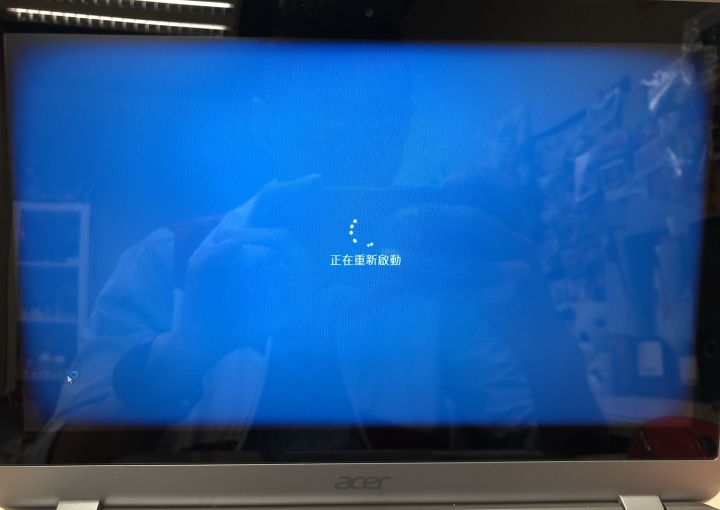 電腦重灌後 螢幕四周出現黑邊...
