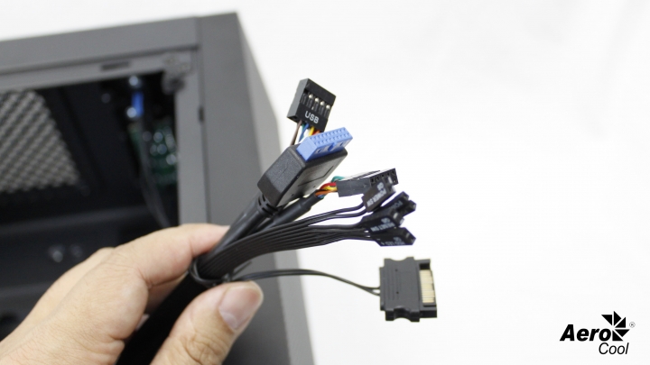 點我看大圖 愛樂酷AeroCool Bolt閃電,與世界冠軍選手聯名?!