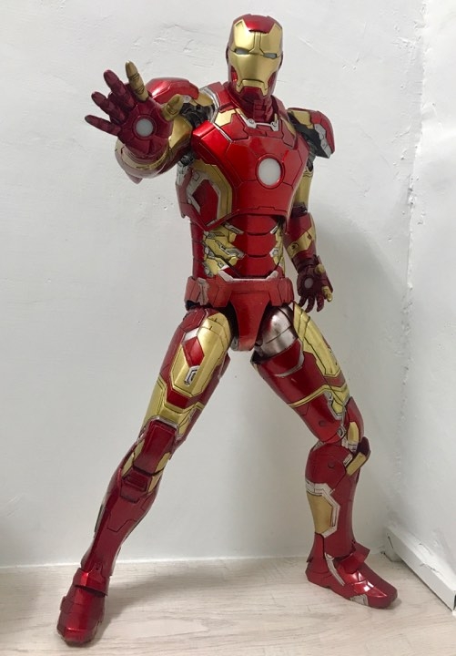 請問 NECA 1/4 鋼鐵人MK43 使用何款鈕扣電池?